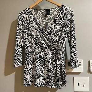 Saint Tropez West Top Sz M Black White Geometric 3/4 Sleeve V Neck Stretch